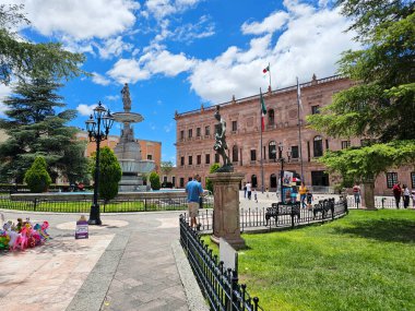 Saltillo, Coahuila, Meksika - 27 Temmuz 2025: Coahuila Devlet Sarayı, Pembe Saray, Saltillo 'daki Plaza de Armas' ın önündeki Devlet Yürütme Şubesi