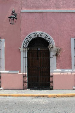 Monterrey şehir merkezindeki Nuevo Leon, Meksika 'nın başkenti Eski Şehir' deki koloni tarzı evlerin kapı ve pencereleri.