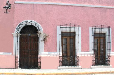 Monterrey şehir merkezindeki Nuevo Leon, Meksika 'nın başkenti Eski Şehir' deki koloni tarzı evlerin kapı ve pencereleri.