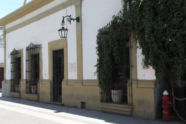 Monterrey, Nuevo Leon, Meksika - 30 Temmuz 2025: Monterrey şehir merkezindeki Koloni tarzı binalar, kafeler, restoranlar ve evler