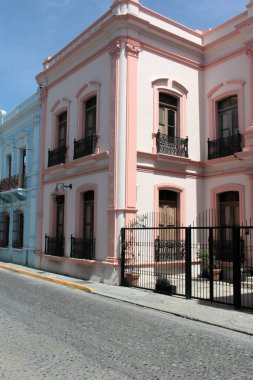 Monterrey, Nuevo Leon, Meksika - 30 Temmuz 2025: Monterrey şehir merkezindeki Koloni tarzı binalar, kafeler, restoranlar ve evler