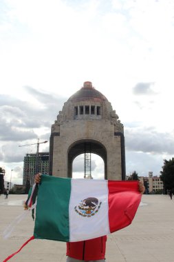 Mexico City, Mexico - 23 Ağustos 2023: İnsanlar ulusal bayramları kutlamak için Devrim Anıtı önünde gururla bayrak kaldırdı