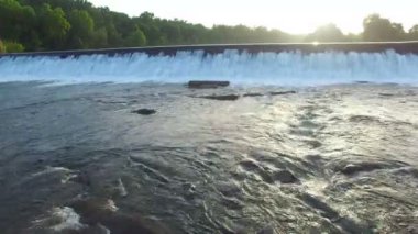 Savannah Nehri üzerinde rapids üzerinde uçan