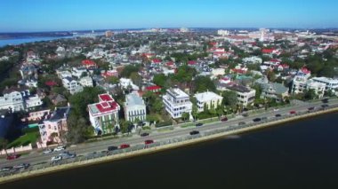 Şehir Charleston içinde belgili tanımlık geçmiş ile Doğu pil cadde boyunca evlerin hava atış.