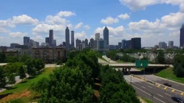 Drone Repülés Alatt Fák Feltárja Atlanta Skyline — Stock videók