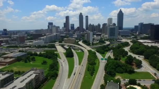 Langzame Luchtfoto Streven Naar Downtown Atlanta Met Verkeer Hieronder — Stockvideo