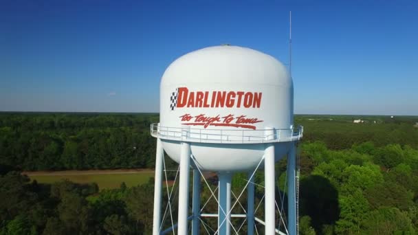 Vlucht Rond Darlington Watertoren Onthult — Stockvideo