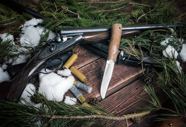 Bir bıçak ve iki tüfek ile av natürmort.