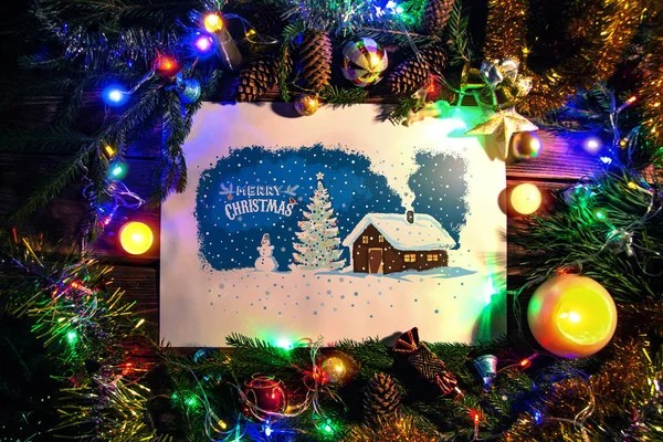 Kış manzara ev ve neşeli Noel ağaçları ile çerçeve şenlikli dalları ve temalı nesneleri içine yerleştirilen.
