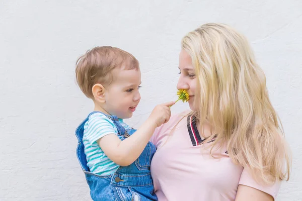 Mãe Com Uma Criança Seus Braços Contra Parede Substrato Para — Fotografia de Stock