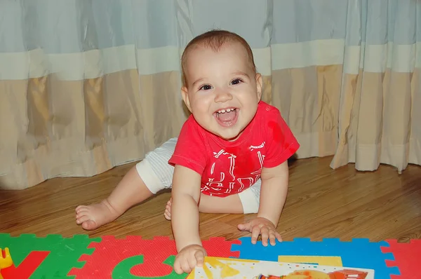 Kind Een Rode Shirt Zittend Vloer Glimlachend Emotionele Jongen — Stockfoto