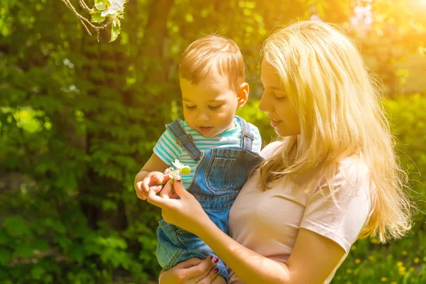 Mère Enfant Dans Nature Dans Parc Reposant Sur Herbe Verte — Photo