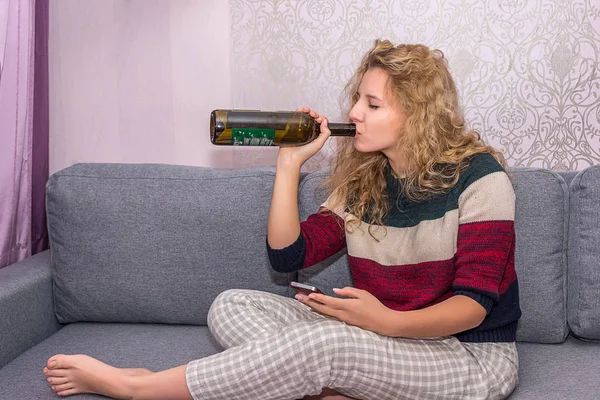 Chica Con Teléfono Botella Vino Beber Alcohol Mensajes Texto Rompió — Foto de Stock