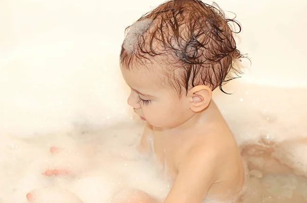 Ein Kind Seifenschaum Badezimmer Das Spaß Wasser Hat — Stockfoto