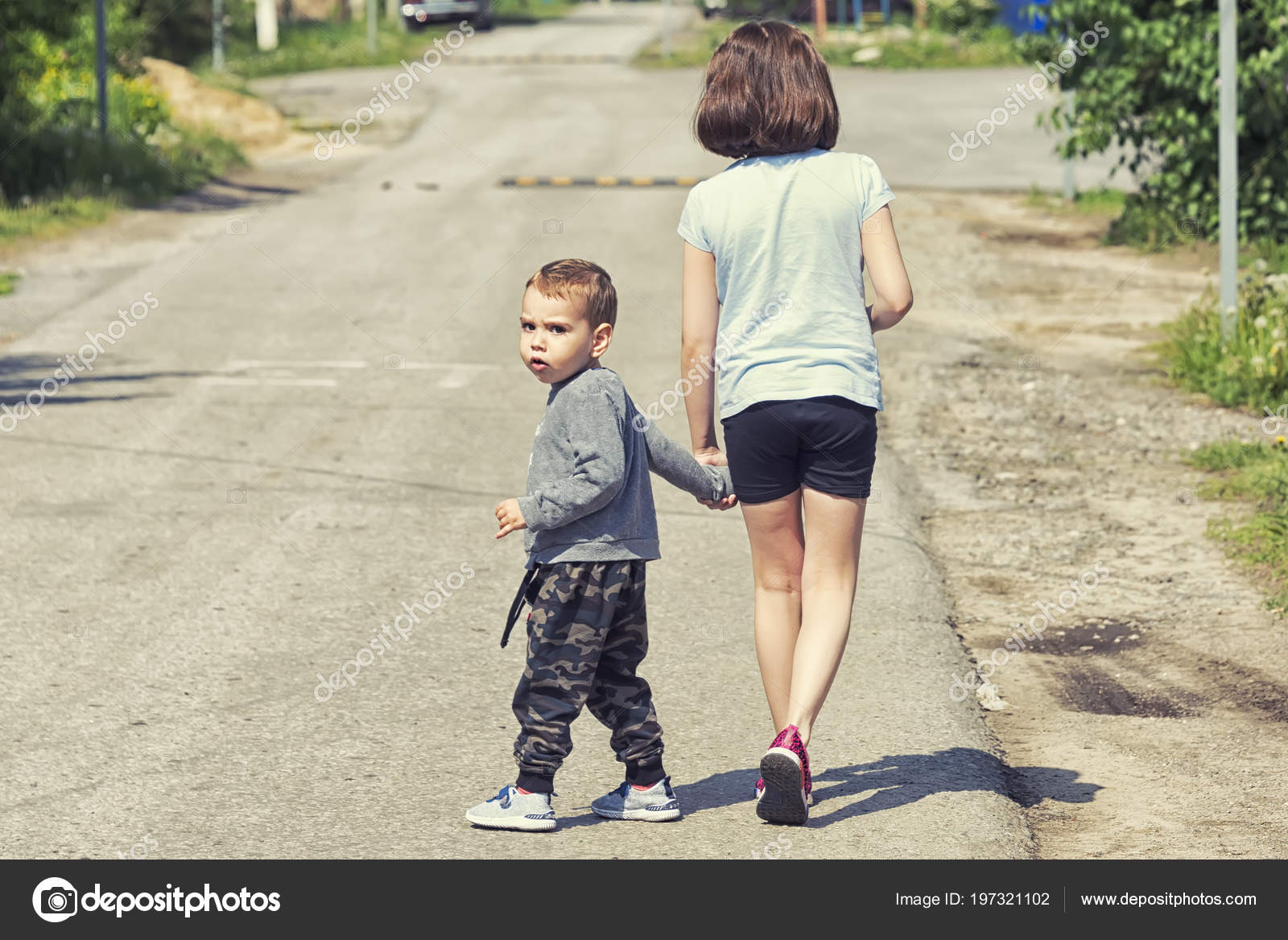 мама с сыном идут по улице. мама и дети трогательные. женщина гуляет с ребенком. мать с сыном гуляют. женщина идет с сыном.