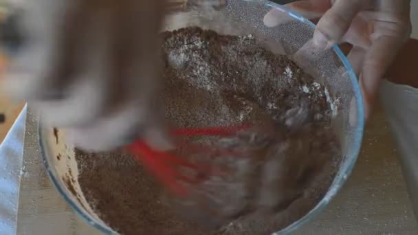 Revolviendo Harina Chocolate Para Hornear Mafín — Vídeo de stock