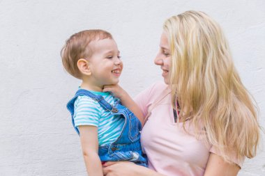 Kollarını duvara karşı substrat çocukları ve aileleri hakkındaki makaleler için bir çocuk ile anne