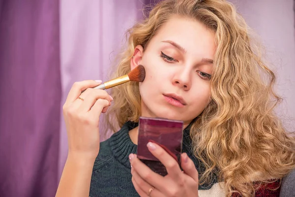 Flicka Borsten Gör Makeup Det Puder Som Tillämpas Kinderna — Stockfoto