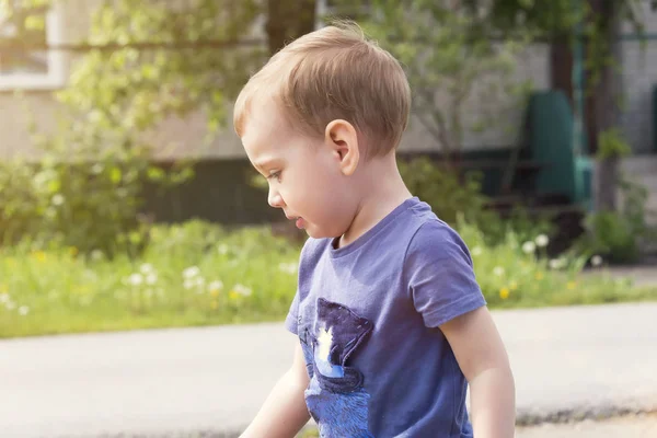 Het Kind Huilt Van Wrok Sobs Sobbingly Die Betrekking Hebben — Stockfoto