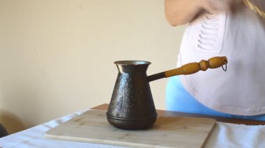 kız pot kahve kahve yapıyor