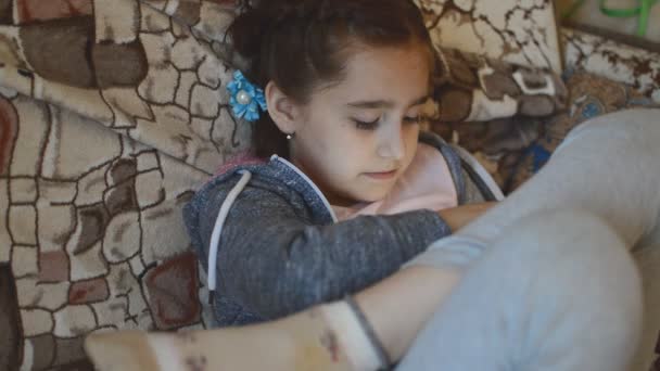 Mädchen Spielt Ein Spiel Auf Einem Tablet Nah Bildschirm Auf — Stockvideo