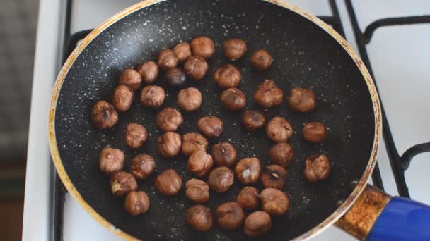 Gaz Soba Üzerinde Altın Kabuk Kadar Tavada Fındık Fry — Stok video