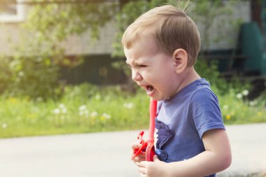 kızgınlık, çocuk çığlıkları hıçkırarak ağlar hıçkırarak yüzünü elleri ile kaplama