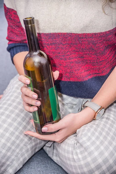 Fille Avec Une Bouteille Vin Main Boire Alcool Maux Tête — Photo