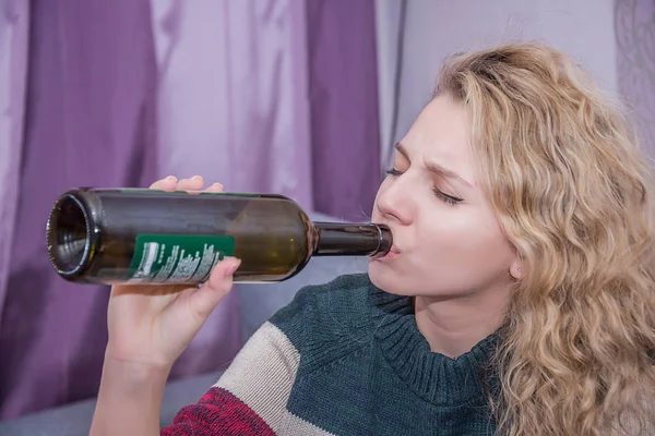 Menina Beber Vinho Gargalo Garrafa Conceito Acabar Com Cara — Fotografia de Stock