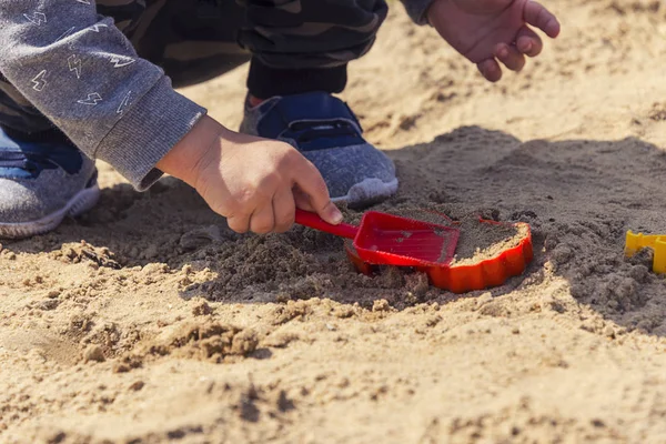 Manos Del Niño Arena Niño Juega Arena Con Una Espátula — Foto de Stock