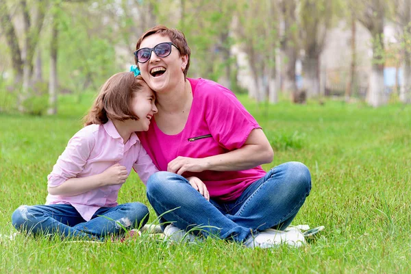 Maman Fille Amusent Dans Nature Riant Profitant Soleil Été Sur — Photo