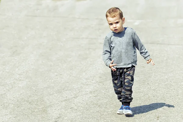 Liten Pojke Promenader Längs Vägen Ensam Promenader Längs Vägbanan — Stockfoto