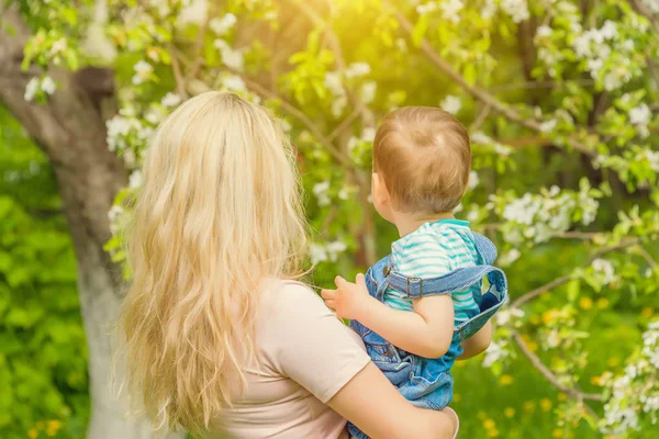 Mãe Criança Natureza Parque Descansando Grama Verde Tempo Ensolarado Família — Fotografia de Stock