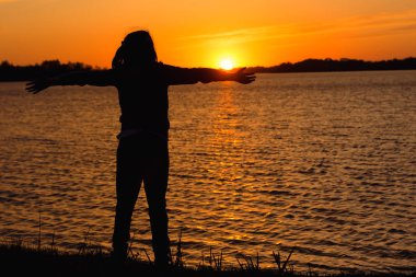 akşam güneş kırmızı günbatımı eller güneş doğru arka plan üzerinde bir kız silüeti