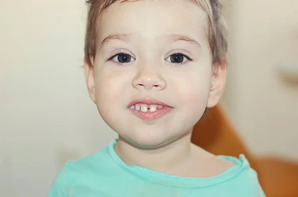 Dziecko Chłopiec Uśmiecha Się Portret Zbliżenie — Zdjęcie stockowe