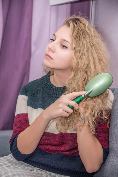 Chica Con Pelo Rizado Dorado Peina Cabello Hace Cabello — Foto de Stock