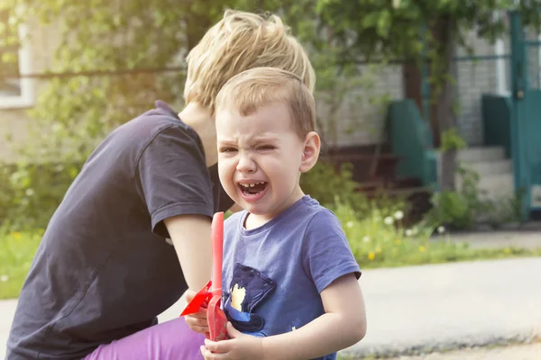 Het Kind Huilt Van Belediging Mama Betreurt Zoon Kalmeert — Stockfoto
