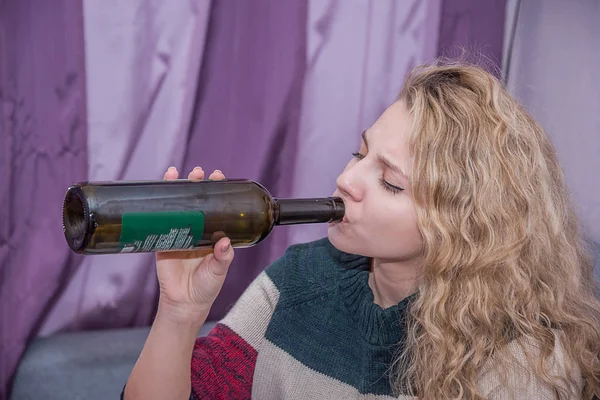 Fille Boire Vin Partir Col Bouteille Concept Rompre Avec Gars — Photo