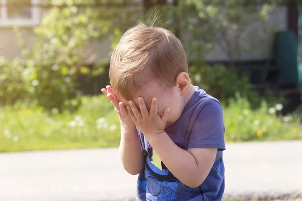 怒りの子の叫びはすすり泣きすすり泣きながら彼の手で彼の顔をカバー — ストック写真