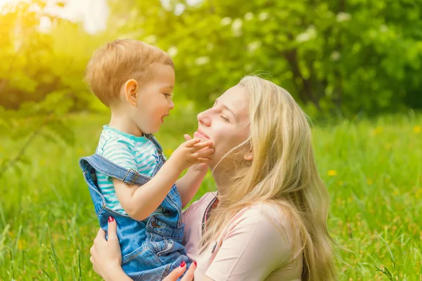 Mère Enfant Dans Nature Dans Parc Reposant Sur Herbe Verte — Photo