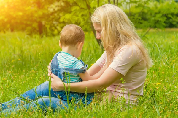 Mère Enfant Dans Nature Dans Parc Reposant Sur Herbe Verte — Photo