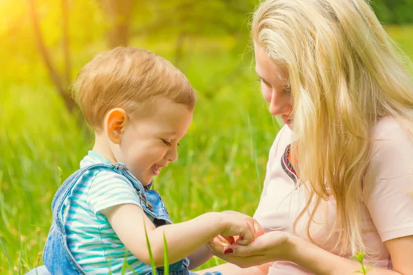 Mère Enfant Dans Nature Dans Parc Reposant Sur Herbe Verte — Photo