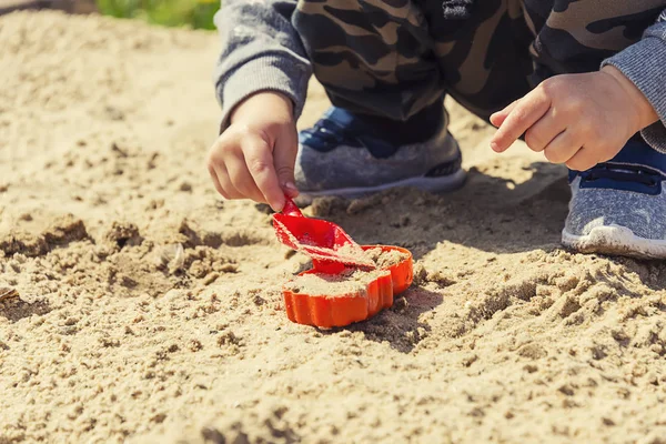 Manos Del Niño Arena Niño Juega Arena Con Una Espátula — Foto de Stock