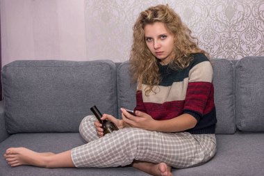 bir adamla ilişki kavramı ile telefon ve şişe şarap, alkol ve manifatura, içme kız ayrıldı