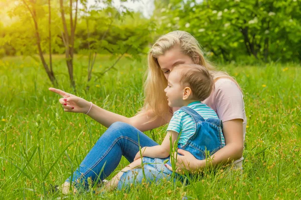 Mère Enfant Dans Nature Dans Parc Reposant Sur Herbe Verte — Photo