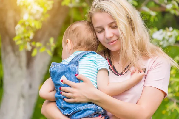 Mère Enfant Dans Nature Dans Parc Reposant Sur Herbe Verte — Photo