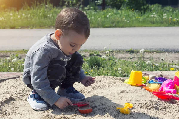 Niño Jugando Arena Niño Tiempo Soleado Jugando Parque Patio Recreo — Foto de Stock