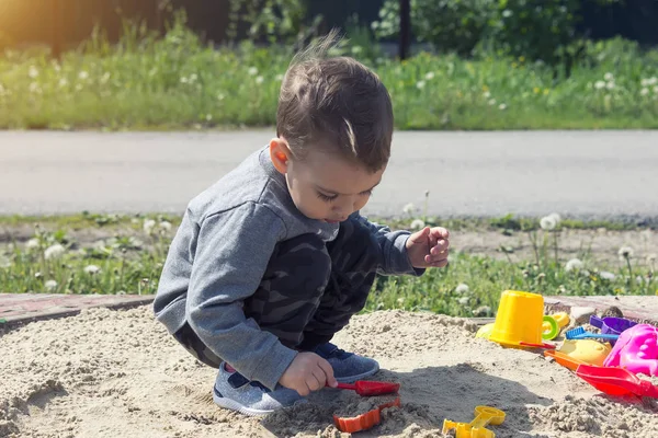 Мальчик Играет Песке Ребенок Солнечную Погоду Играет Парке Детской Площадке — стоковое фото