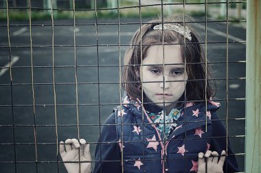 terk edilmiş çocuk, velilerin çocuklar, sığınak, evsiz insanlar, insanlar hapse, çocuk yetiştirme nüfusun sosyal sorunlar sanatsal fotoğraf rötuş
