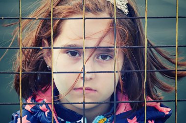 terk edilmiş çocuk, velilerin çocuklar, sığınak, evsiz insanlar, insanlar hapse, çocuk yetiştirme nüfusun sosyal sorunlar sanatsal fotoğraf rötuş